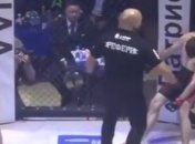 Превратил соперника в зомби: боец ММА отправил оппонента в редчайший стоячий нокаут (видео)