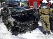 В Днепре загорелся автомобиль с детьми: фото и видео