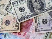 НБУ: Население сдает вдвое больше валюты 