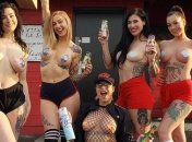 Оголені дівчата доставляють їжу в США на час карантину (Фото)