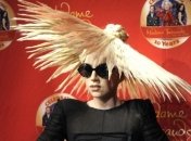 Леди Гага залезла в бутылку ради премьеры своих духов