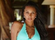 "Ангел" Victoria's Secret презентовала купальники в горячей фотосессии