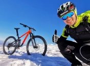 Украинец на велосипеде покорил заснеженную Говерлу (Фото)