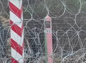 Мігранти за колючим дротом.