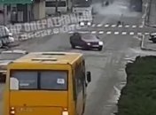 В Днепре на ходу загорелся автобус с людьми: видео момента ЧП