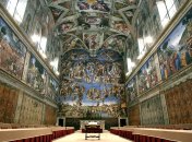Сикстинская капелла с величественной фреской Страшного суда и неприметной дверью налево, за которой кардинал превращается в Папу