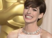 Хэтэуэй извинилась за выбранное платье для "Оскара"