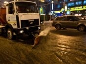 300 единиц снегоуборочной техники очищают Киев от снега