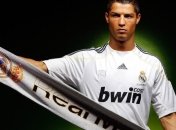 Криштиану Роналду получил приз от УЕФА