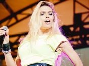 Вера Брежнева делится своими вещами с незнакомцами  