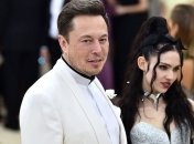 Ілон Маск розважається з новонародженим сином (Відео)