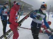 Российский лыжник ударил соперника палкой, а затем снес целую сборную (видео)