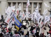 Дело дошло до дымовых шашек и шумовых гранат: появились новые фото столкновений предпринимателей и копов на Майдане