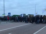 Украинские аграрии перекрыли дороги, протестуя против отмены "экспортного НДС"