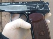 В Виннице пьяный мужчина угрожал пистолетом собственной дочери