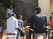 Президент Зимбабве запретил учителям отстранять забеременевших девочек от занятий и бить учеников тростью