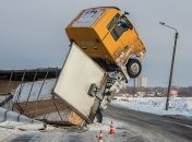 Под Киевом перевернуло грузовик и завис над дорогой