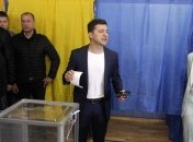 Зеленский с супругой проголосовали на избирательном участке