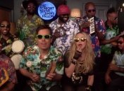 Мадонна по-новому исполнила свой хит "Holiday" (Видео)