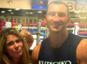 Кадр дня: Кличко с поклонницей после тренировки