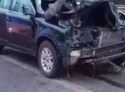 В салоне было много алкоголя: на окраине Киева авто влетело в фуру, есть погибший (видео)