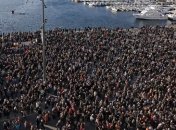 В память о погибших в теракте на улицы вышли около 700 тыс французов