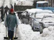 В Киеве со снегом борются уже и военные 