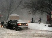 Спасатели продолжают расчищать дороги от снега