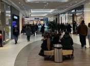 Карантинная "черная пятница": появились фото из полного людей без масок ТРЦ Киева