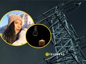 Дівчина, електроопора, лампочка та свічка