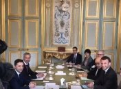СМИ: Макрон проводит встречу с Зеленским 