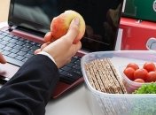 Диетолог рассказала, как вредят организму перекусы 