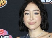 Сестра Майли Сайрус продает свои слезы за 12 тысяч долларов