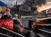 Coca-Cola на полках супермаркета.