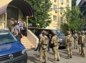 З автоматами і спецназом: в Києві - масштабні обшуки у справі Медведчука, докази шукають навіть у тещі (фото, відео)