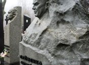 На столичных кладбищах началась генеральная уборка