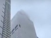 В центре Нью-Йорка вертолет врезался в небоскреб: видео с места происшествия