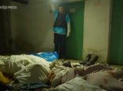 Тіла людей в імпровізованому морзі