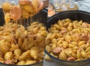 Макарони з соусом та сосисками