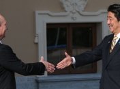 Премьер Японии надеется укрепить отношений с Путиным