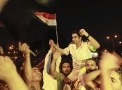 Египтяне ликуют, танцуют и носят полицейских и солдат на руках