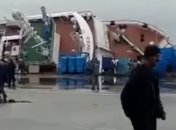 Под Питером перевернулось рыболовное судно: много людей унесло течением (видео)