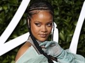 Ріанна з'явилася на світському заході у розкішному вбранні (Фото)