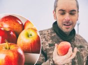 Знімок Максима Колеснікова з яблуком облетів чи не весь український сегмент інтернету