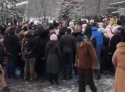 В Харькове на Крещение устроили огромное столпотворение за водой: видео ажиотажа