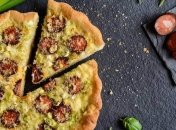 Рецепт дня: закусочный пирог с сосисками, сыром и зеленым луком