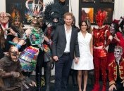 Беременная Меган Маркл посетила арт выставку в белом мини-платье и на каблуках  