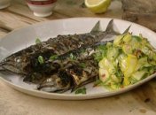 Макрель с салатом из сырых кабачков