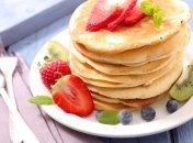 Вкусные банановые оладьи с клубникой