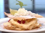 Слоеное пирожное с фруктами и кремом